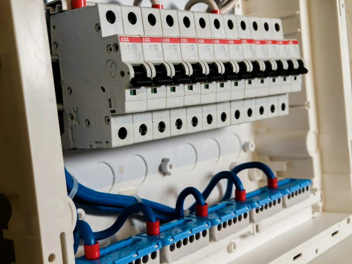 Geopende groepenkast met installatieautomaten