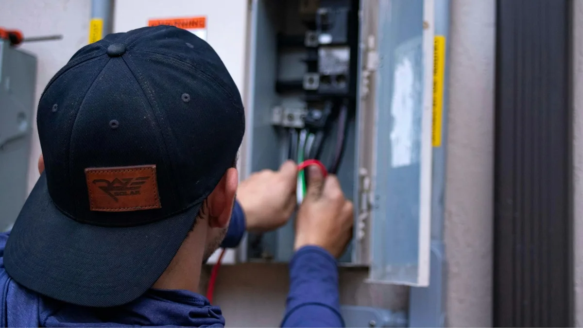Monteur werkt aan een elektrische kast